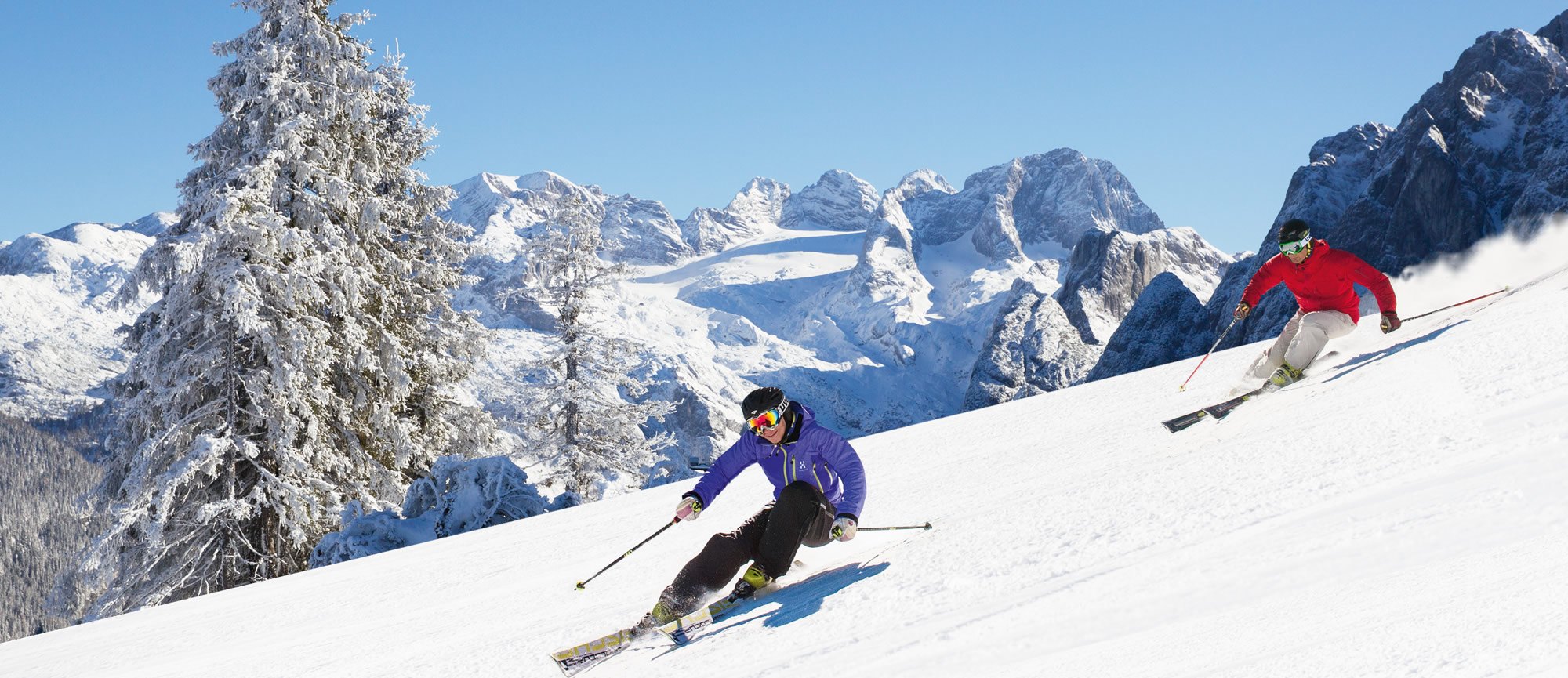 Skifahren in der Skiregion Dachstein-West, im Hintergrund der Gosau Gletscher